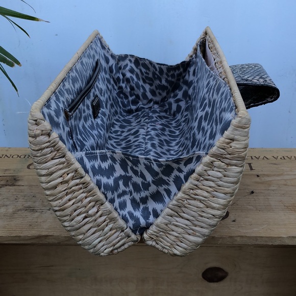 🔻GUESS🔻STRAW CLUTCH - Picture 7 of 9